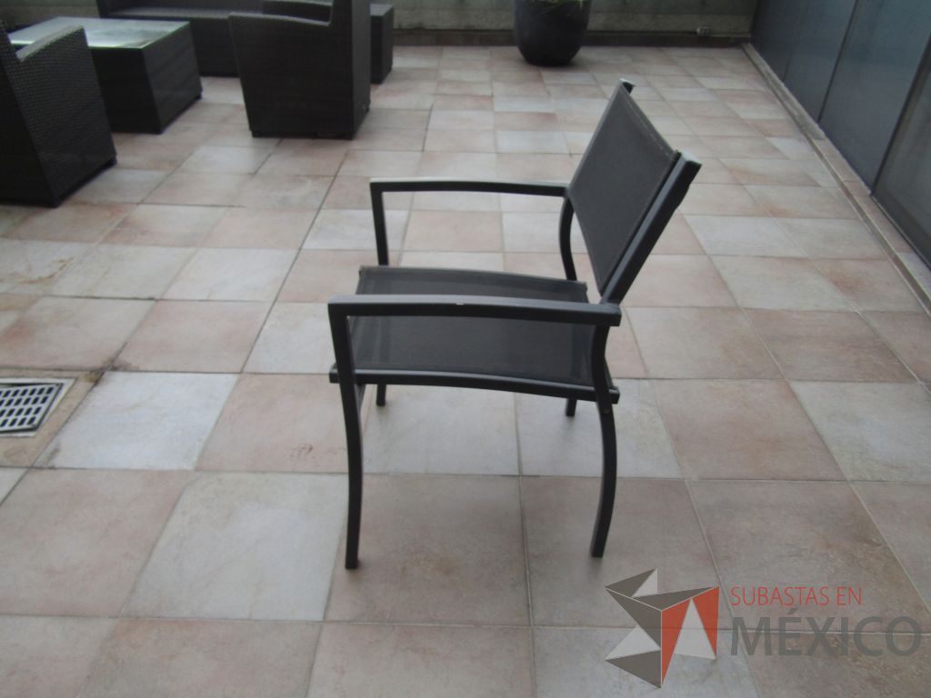 Lote 195 - 6 Silla fija con 4 pata metálicas, asiento y respaldo en malla color negro. - Imagen 3