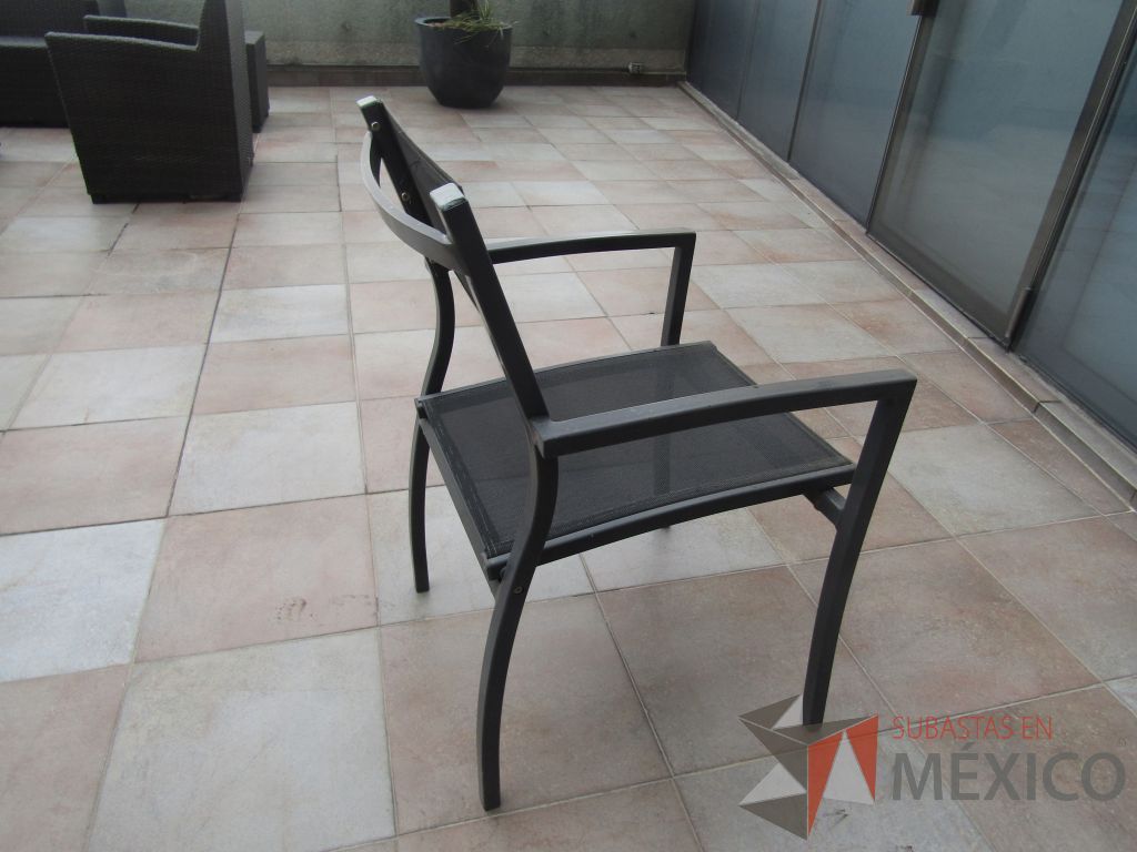 Lote 195 - 6 Silla fija con 4 pata metálicas, asiento y respaldo en malla color negro. - Imagen 5