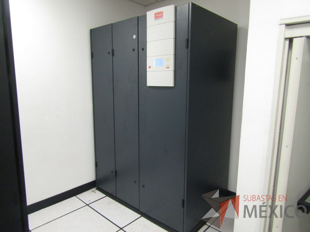 Lote 499 - Condensadora de dos ventiladores a 230V, 60 Hz y Sistema de Refrigeración de precisión CyberAir de 8 TR.
