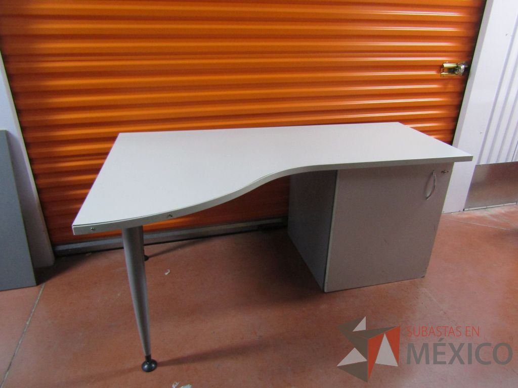 Lote 113 - 2 Escritorios con gabinete de pedestal sin puerta color gris