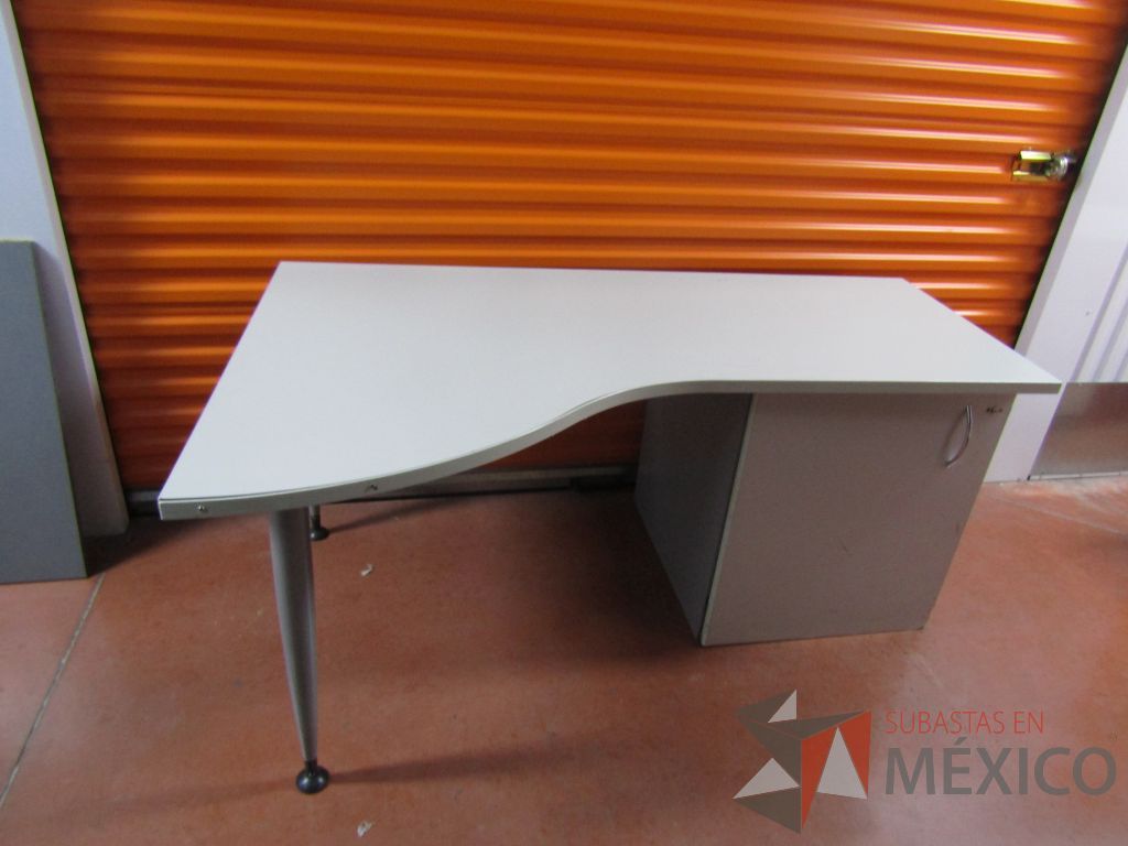 Lote 113 - 2 Escritorios con gabinete de pedestal sin puerta color gris - Imagen 2