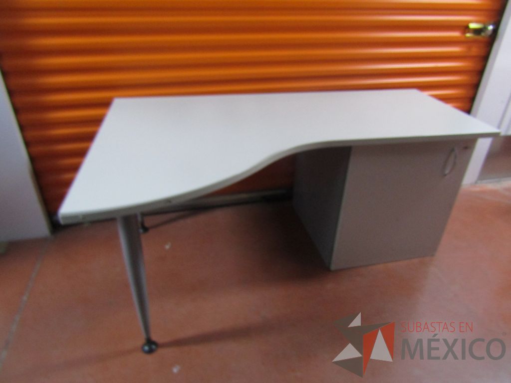 Lote 113 - 2 Escritorios con gabinete de pedestal sin puerta color gris - Imagen 3