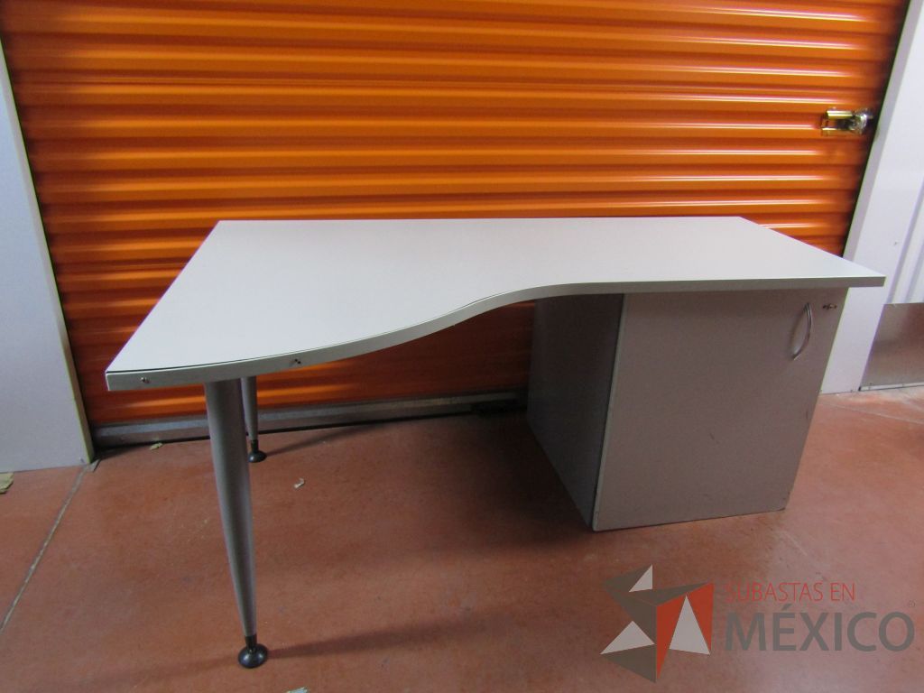 Lote 113 - 2 Escritorios con gabinete de pedestal sin puerta color gris - Imagen 4