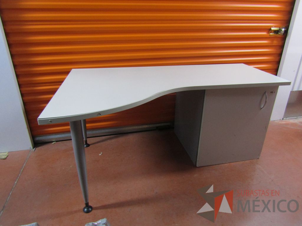 Lote 113 - 2 Escritorios con gabinete de pedestal sin puerta color gris - Imagen 5