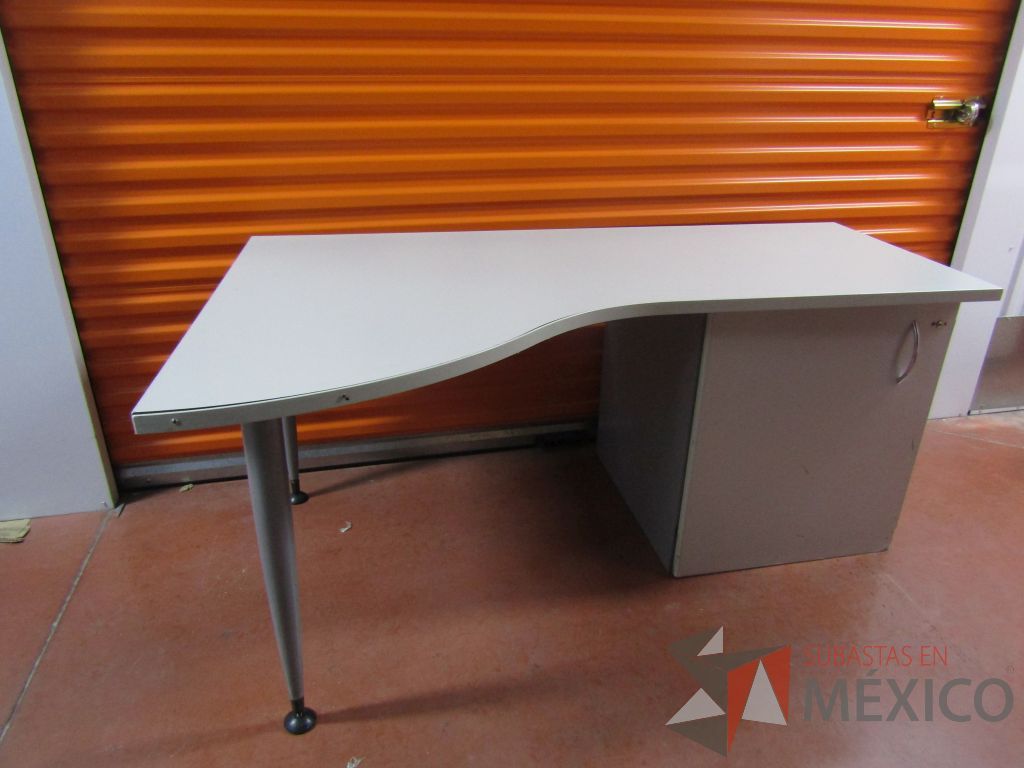 Lote 113 - 2 Escritorios con gabinete de pedestal sin puerta color gris - Imagen 6