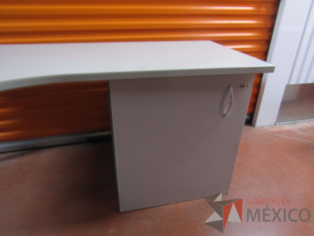 Lote 113 - 2 Escritorios con gabinete de pedestal sin puerta color gris - Imagen 7