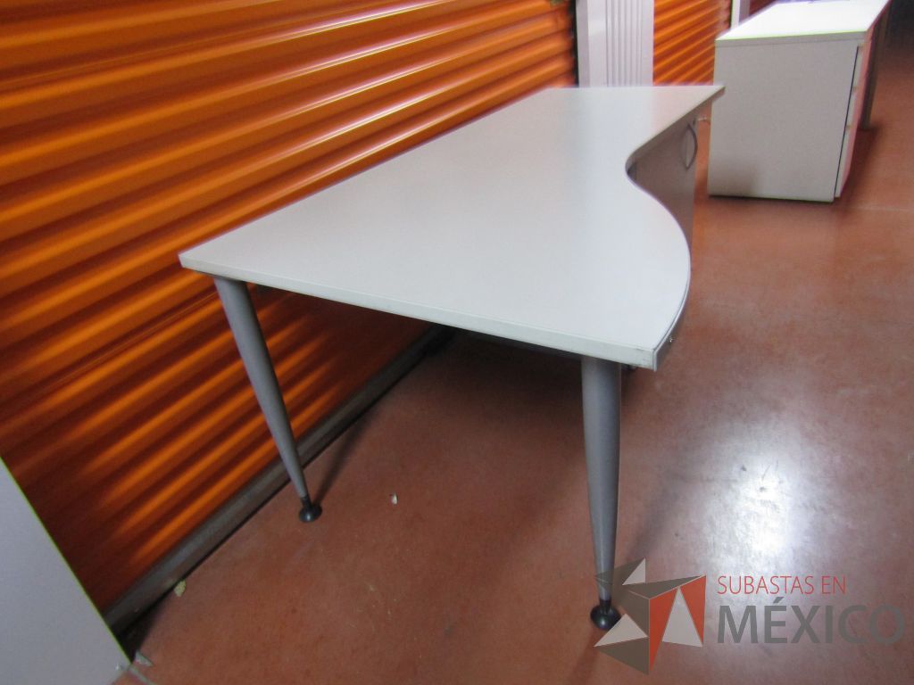 Lote 113 - 2 Escritorios con gabinete de pedestal sin puerta color gris - Imagen 8