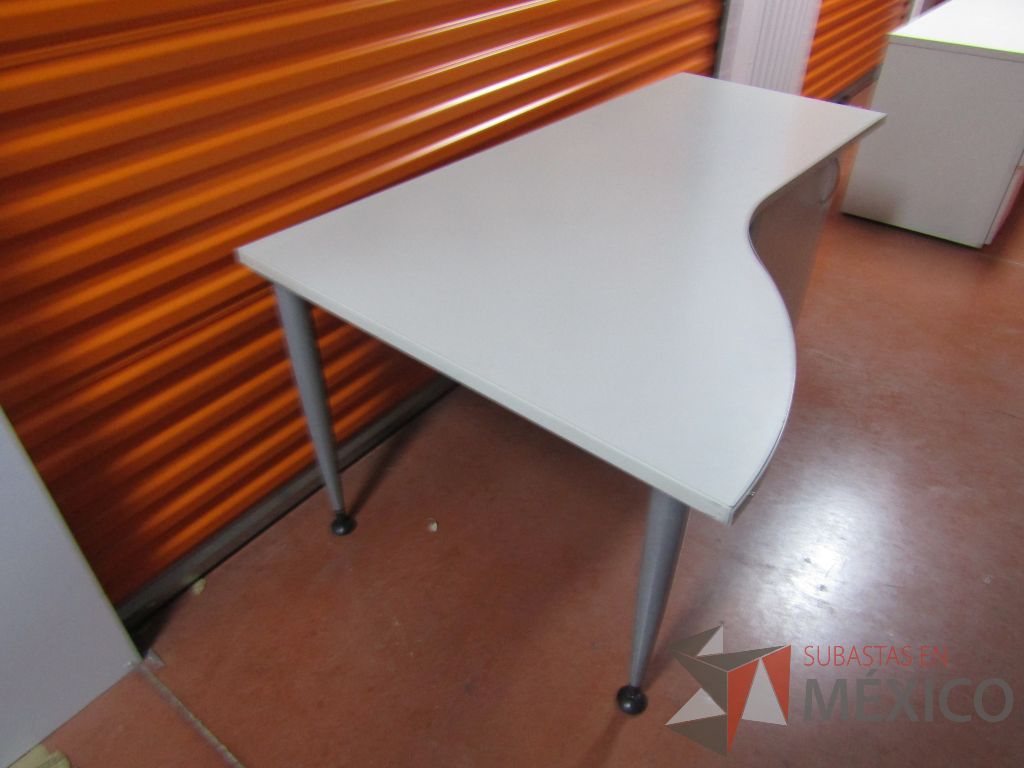 Lote 113 - 2 Escritorios con gabinete de pedestal sin puerta color gris - Imagen 9