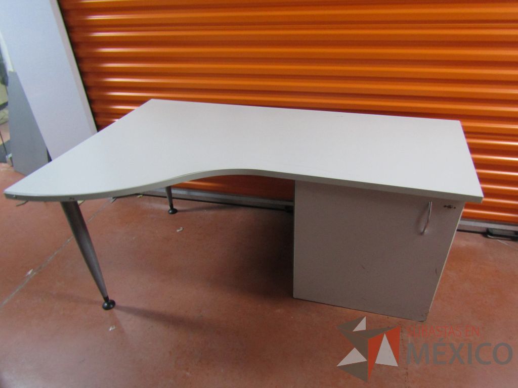 Lote 113 - 2 Escritorios con gabinete de pedestal sin puerta color gris - Imagen 10
