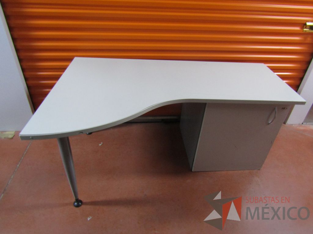 Lote 113 - 2 Escritorios con gabinete de pedestal sin puerta color gris - Imagen 11