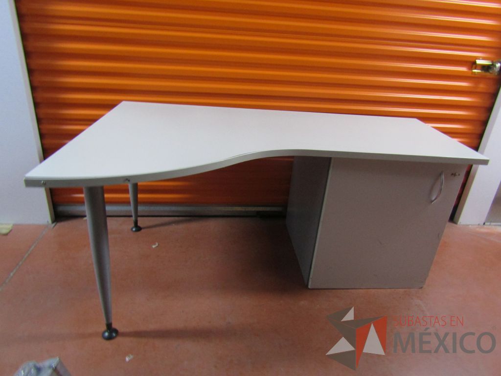 Lote 113 - 2 Escritorios con gabinete de pedestal sin puerta color gris - Imagen 12