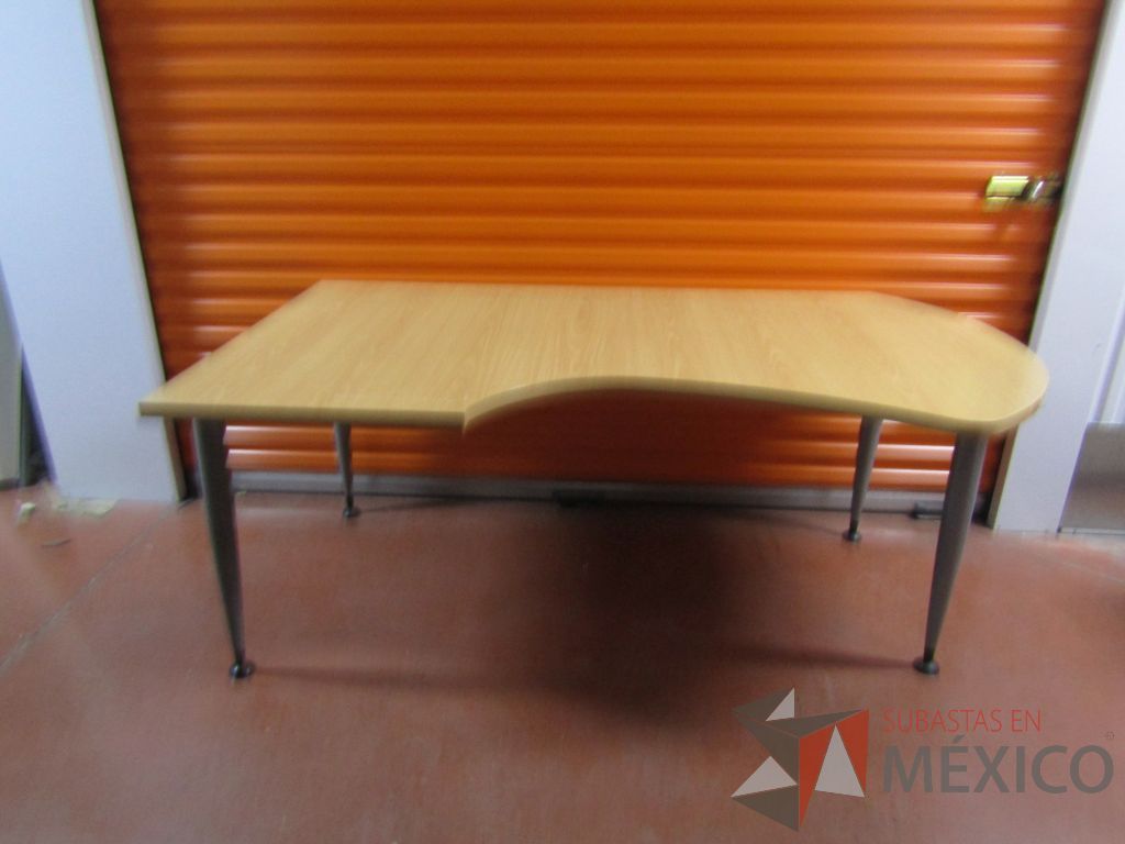 Lote 111 - 2 Escritorios con 4 pata metálicas y cubierta color madera