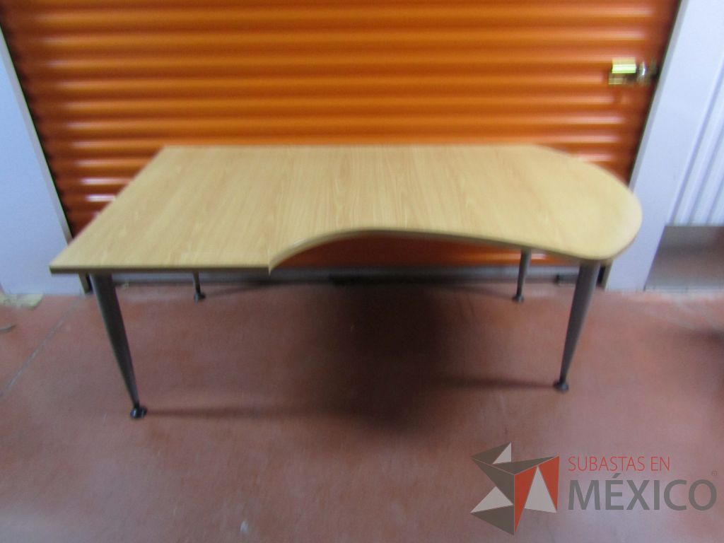 Lote 111 - 2 Escritorios con 4 pata metálicas y cubierta color madera - Imagen 3
