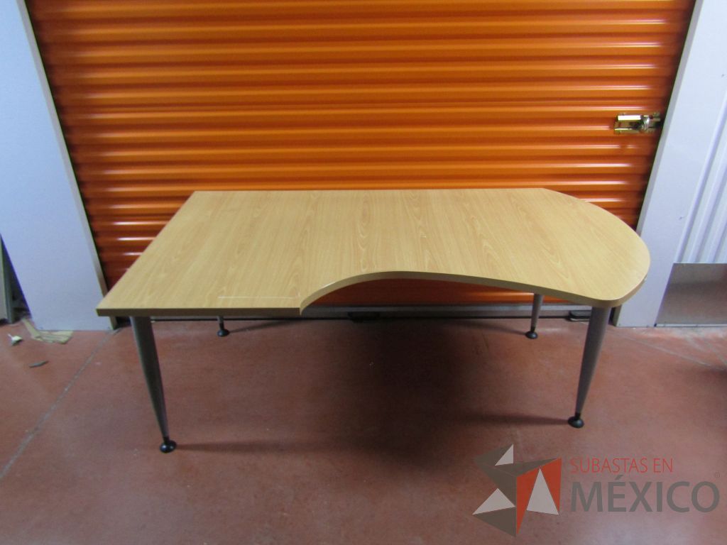 Lote 111 - 2 Escritorios con 4 pata metálicas y cubierta color madera - Imagen 4