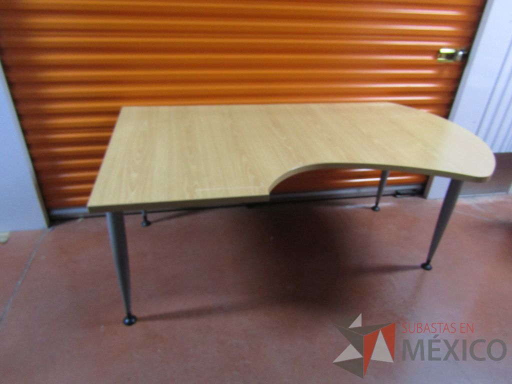 Lote 111 - 2 Escritorios con 4 pata metálicas y cubierta color madera - Imagen 5