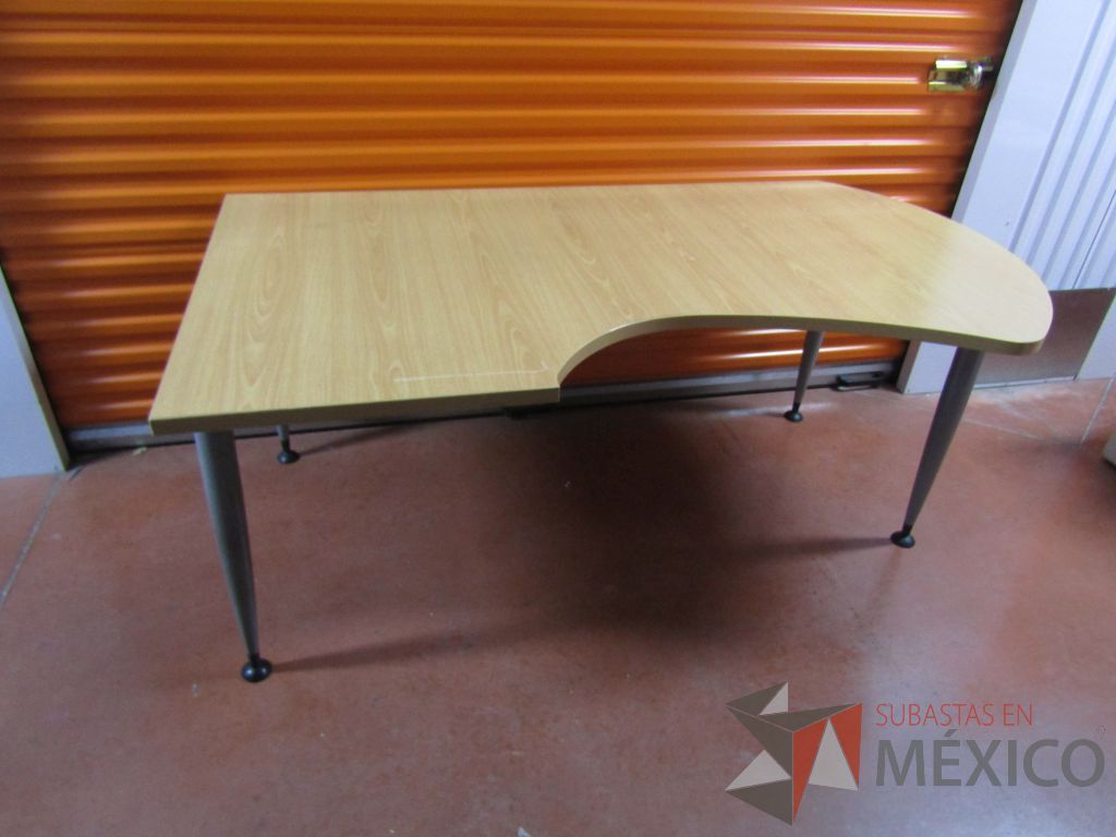 Lote 111 - 2 Escritorios con 4 pata metálicas y cubierta color madera - Imagen 6
