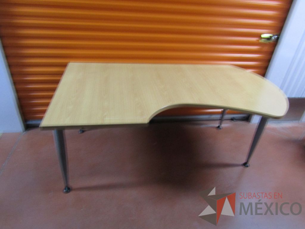 Lote 111 - 2 Escritorios con 4 pata metálicas y cubierta color madera - Imagen 7