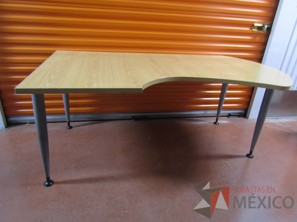 Lote 111 - 2 Escritorios con 4 pata metálicas y cubierta color madera - Imagen 8