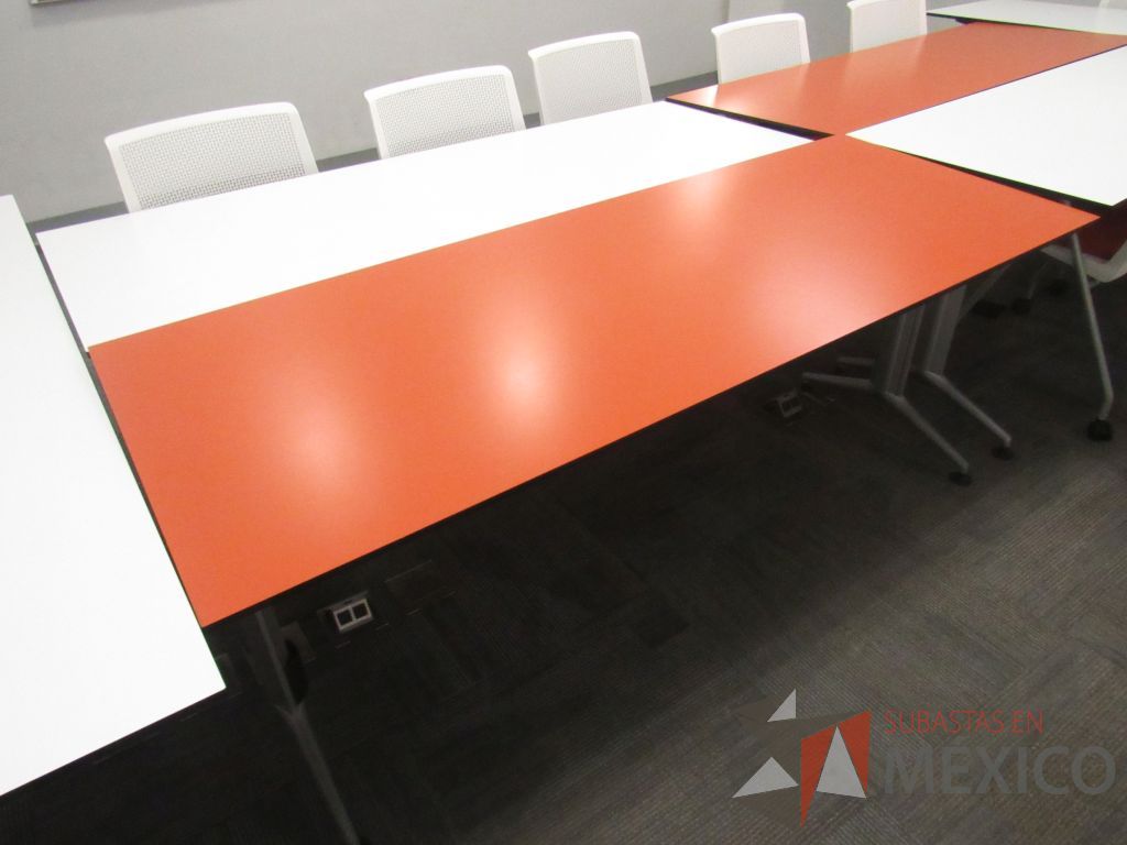 Lote 012 - Mesa de trabajo con base metálica y cubierta color naranja