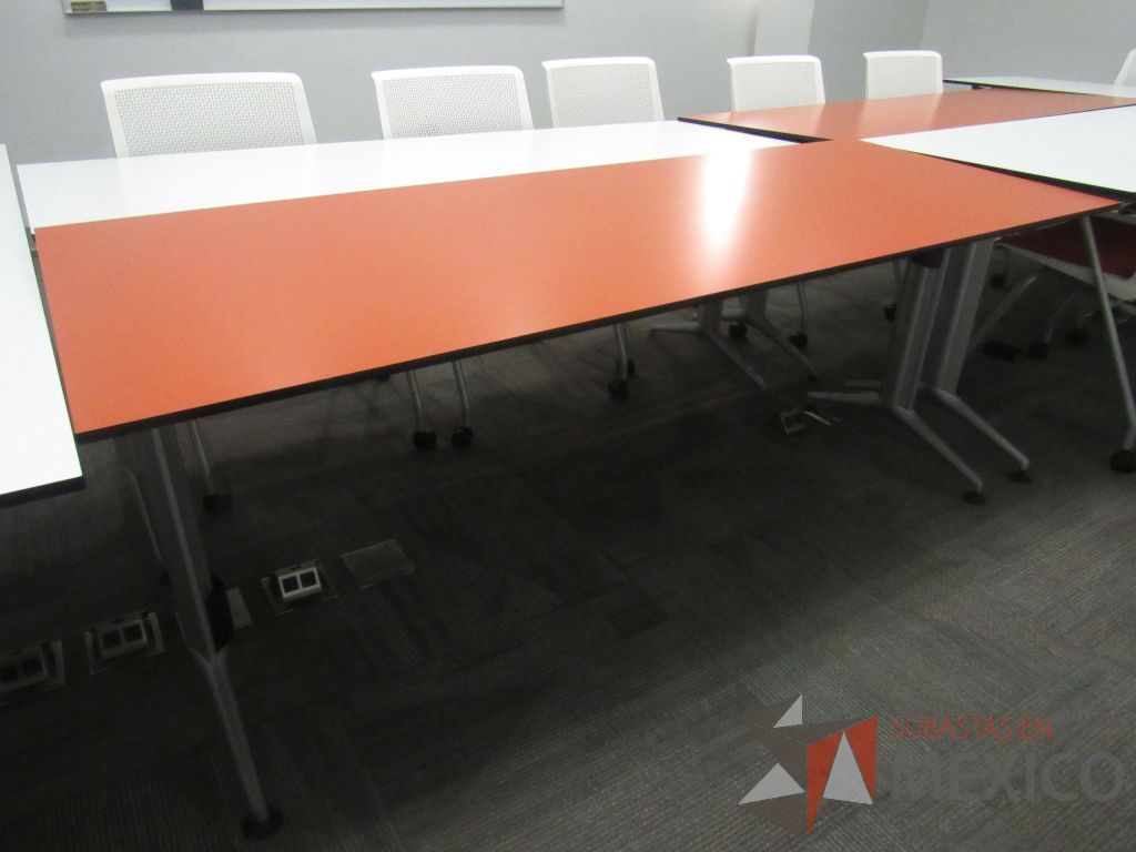 Lote 012 - Mesa de trabajo con base metálica y cubierta color naranja - Imagen 6