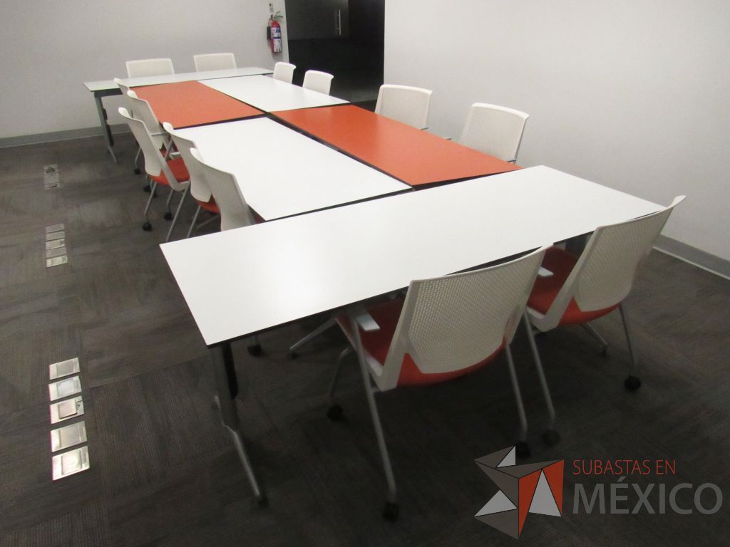Lote 012 - Mesa de trabajo con base metálica y cubierta color naranja - Imagen 9