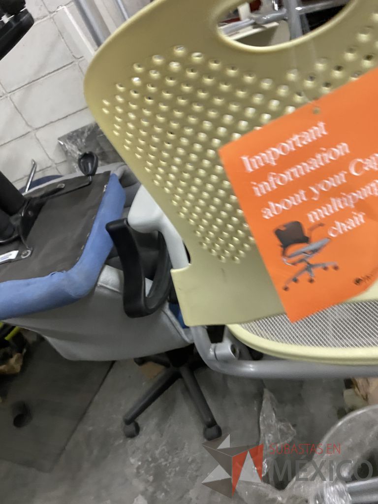 Lote 032 - 350 piezas para estaciones de trabajo, 2 mamparas altas con 4 gavetas y silla tipo piel - Imagen 21