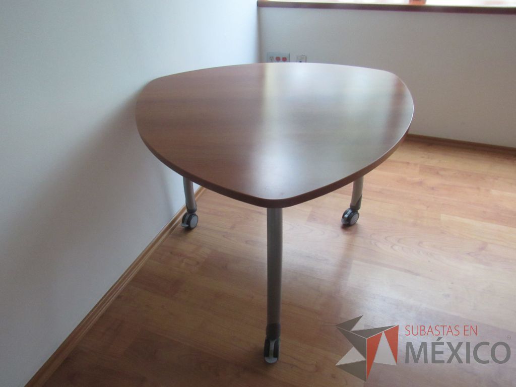 Lote 066 - Mesa de trabajo para 3 personas con 3 patas metálicas con ruedas - Imagen 2
