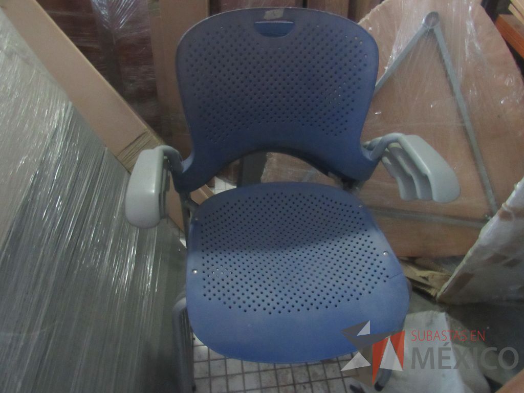 Lote 048 - 8 Sillas de visita con 4 patas metálicas con asiento y respaldo color azul - Imagen 3