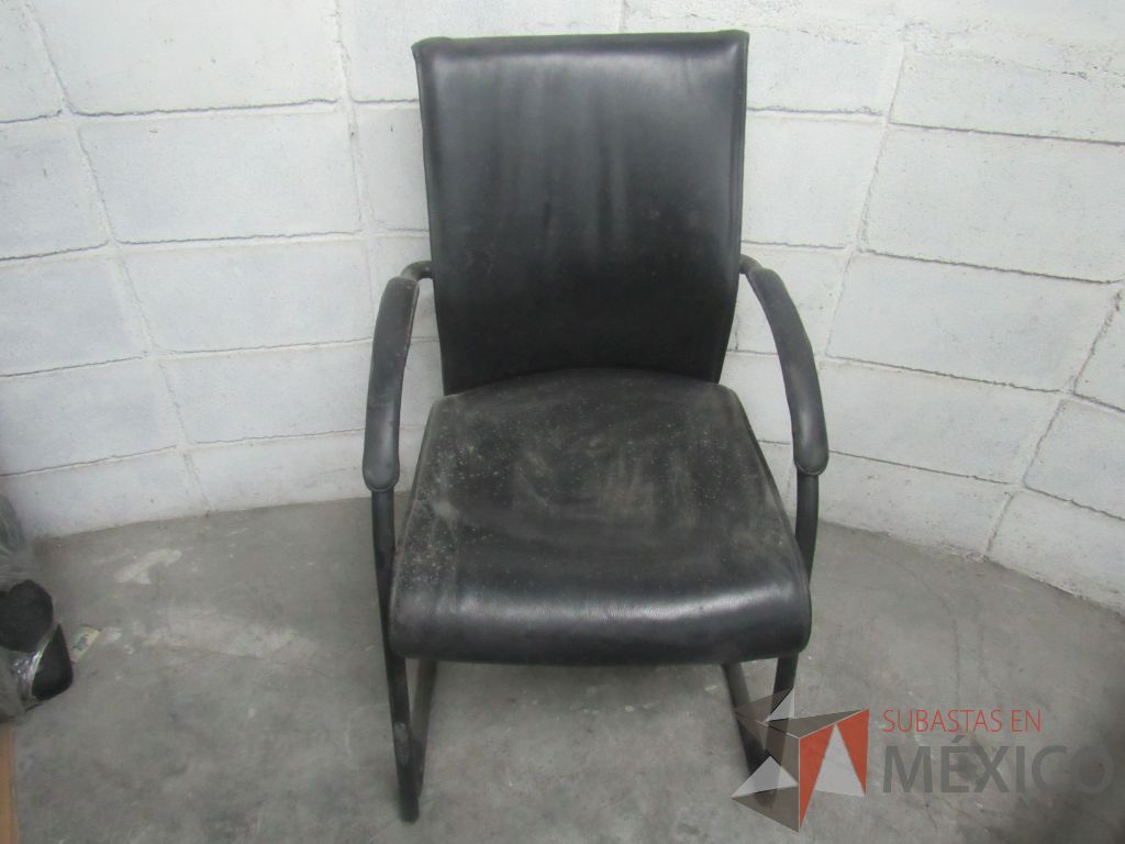 Lote 020 - Silla de visita tipo trineo con asiento y respaldo tipo piel color negro