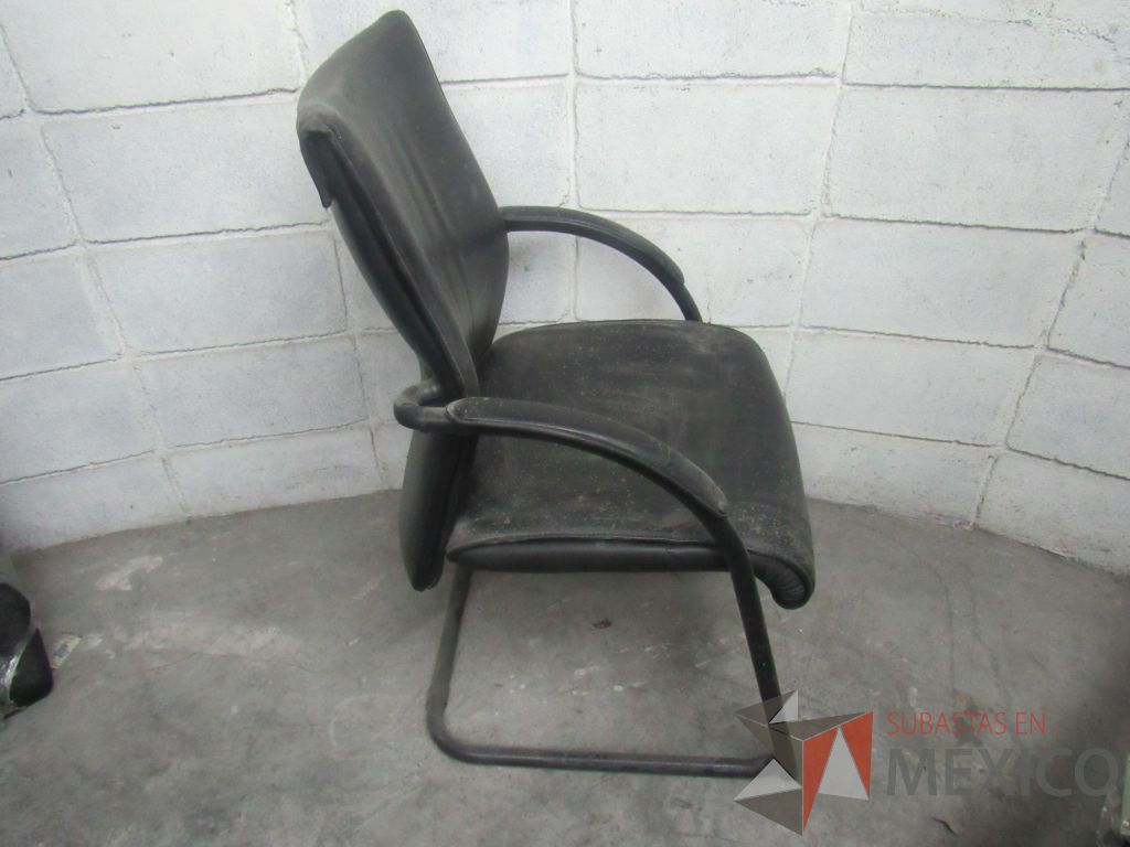 Lote 020 - Silla de visita tipo trineo con asiento y respaldo tipo piel color negro - Imagen 3