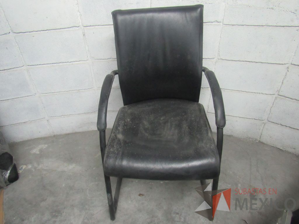 Lote 020 - Silla de visita tipo trineo con asiento y respaldo tipo piel color negro - Imagen 5