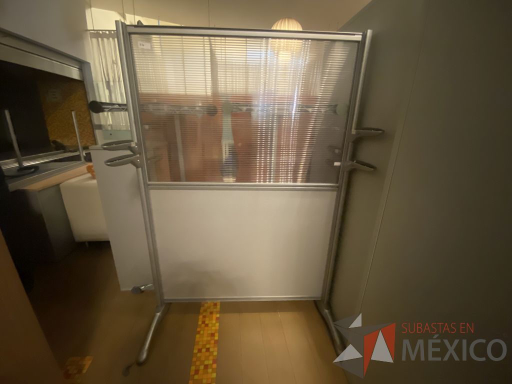 Lote 081 - 2 Mampara alta metálica color gris y 4 Gavetas metálicas