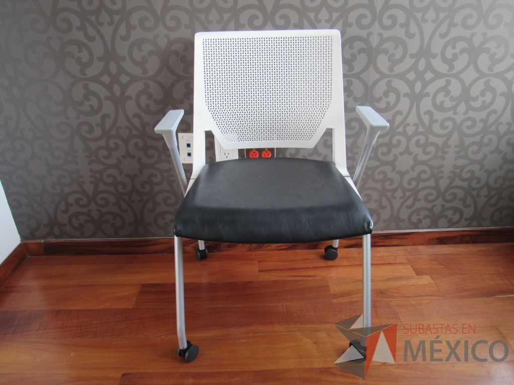 Lote 090 - 2 Sillas de visita con ruedas, asiento tipo piel color negro.y respaldo color blanco