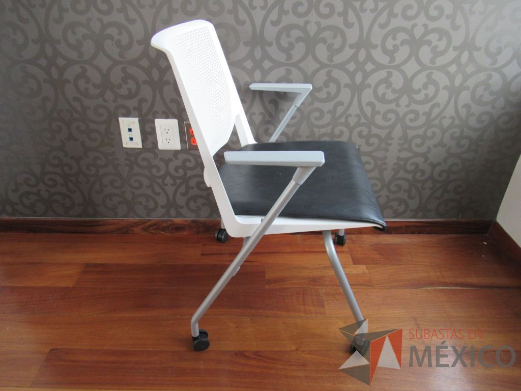 Lote 090 - 2 Sillas de visita con ruedas, asiento tipo piel color negro.y respaldo color blanco - Imagen 4