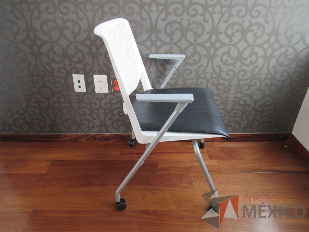 Lote 090 - 2 Sillas de visita con ruedas, asiento tipo piel color negro.y respaldo color blanco - Imagen 5