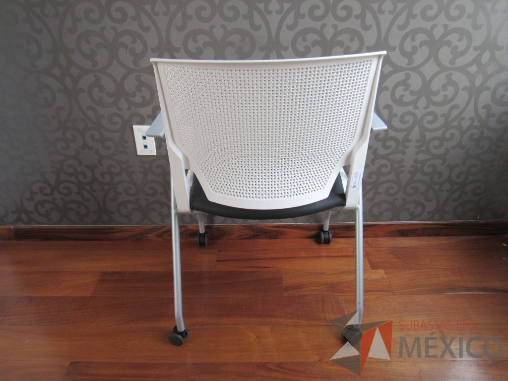 Lote 090 - 2 Sillas de visita con ruedas, asiento tipo piel color negro.y respaldo color blanco - Imagen 6
