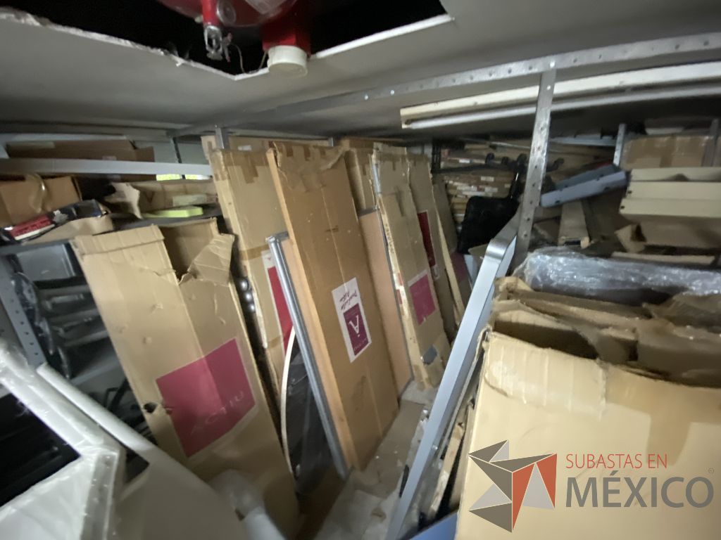 Lote 032 - 350 piezas para estaciones de trabajo, 2 mamparas altas con 4 gavetas y silla tipo piel - Imagen 25