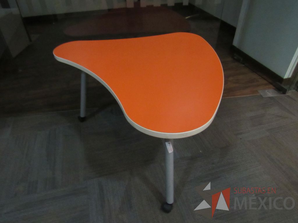 Lote 017 - Mesa de trabajo con terminación circular, 3 patas metálicas, ruedas y cubierta color naranja