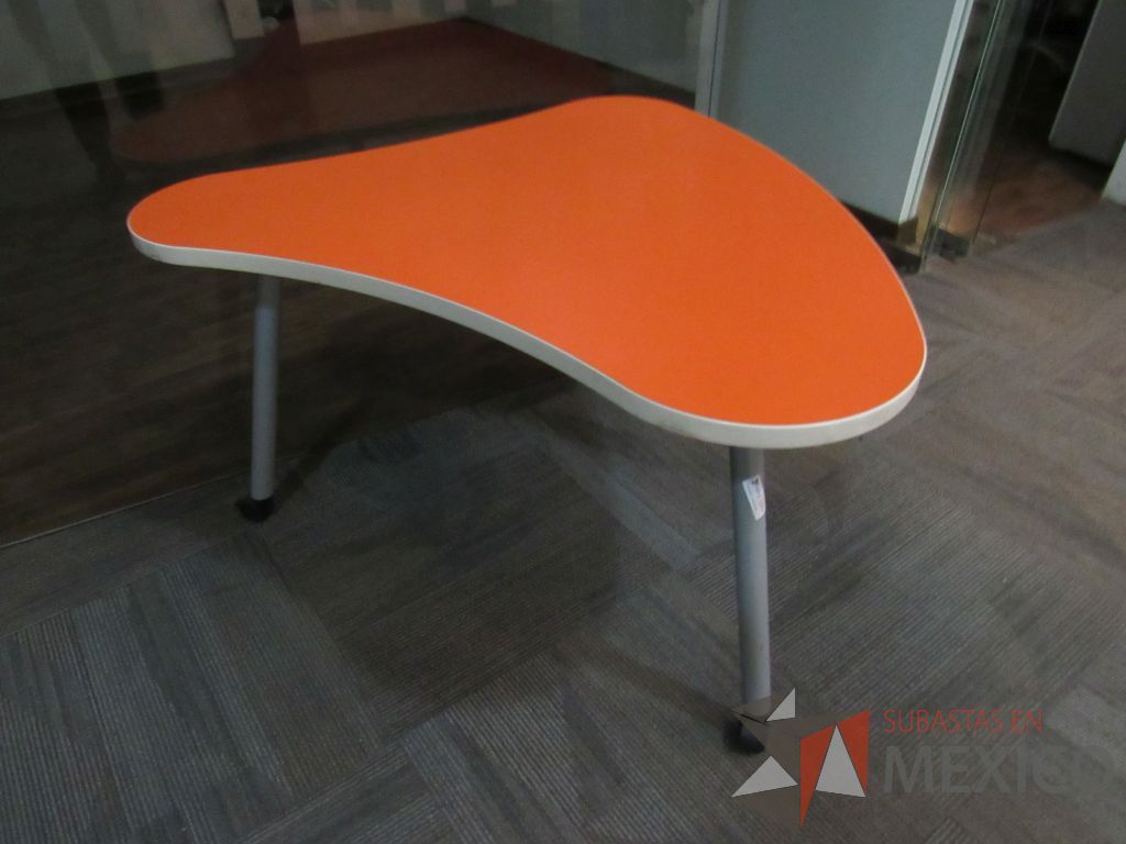 Lote 017 - Mesa de trabajo con terminación circular, 3 patas metálicas, ruedas y cubierta color naranja - Imagen 4