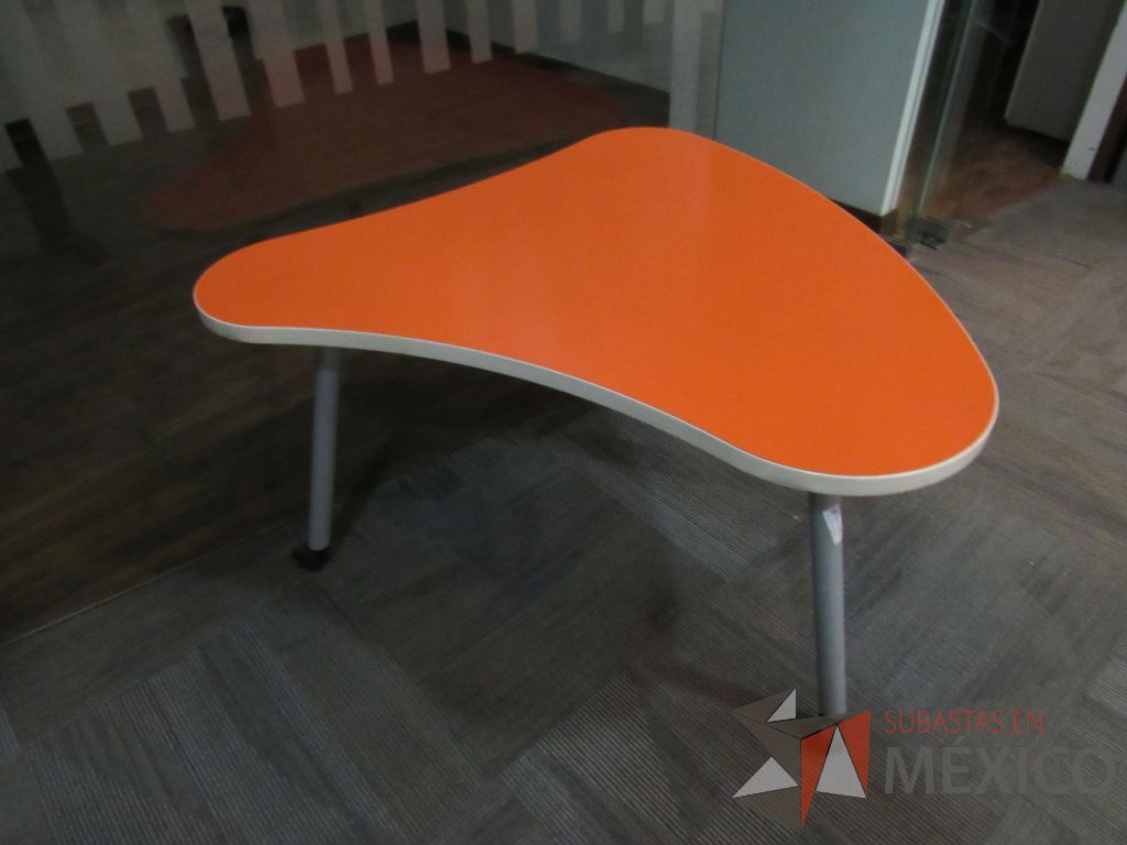 Lote 017 - Mesa de trabajo con terminación circular, 3 patas metálicas, ruedas y cubierta color naranja - Imagen 6