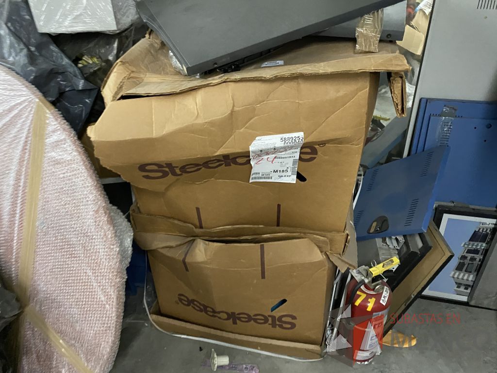 Lote 032 - 350 piezas para estaciones de trabajo, 2 mamparas altas con 4 gavetas y silla tipo piel - Imagen 26