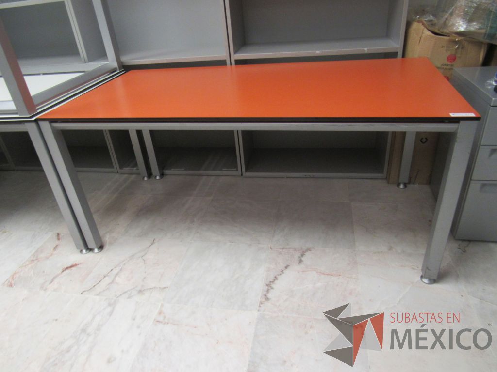 Lote 002 - Mesa de trabajo rectangular con 4 patas metálicas y cubierta color naranja - Imagen 2