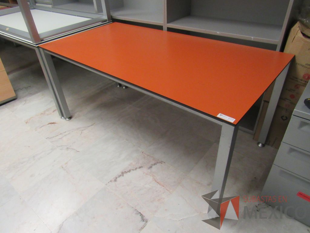 Lote 002 - Mesa de trabajo rectangular con 4 patas metálicas y cubierta color naranja - Imagen 3