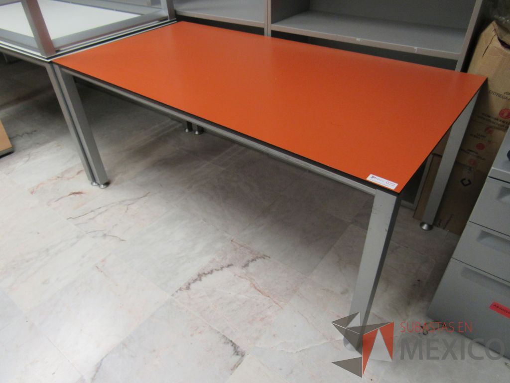 Lote 002 - Mesa de trabajo rectangular con 4 patas metálicas y cubierta color naranja - Imagen 4