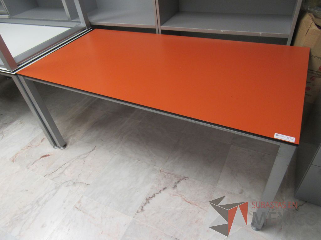 Lote 002 - Mesa de trabajo rectangular con 4 patas metálicas y cubierta color naranja - Imagen 5