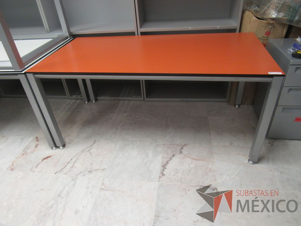 Lote 002 - Mesa de trabajo rectangular con 4 patas metálicas y cubierta color naranja - Imagen 6
