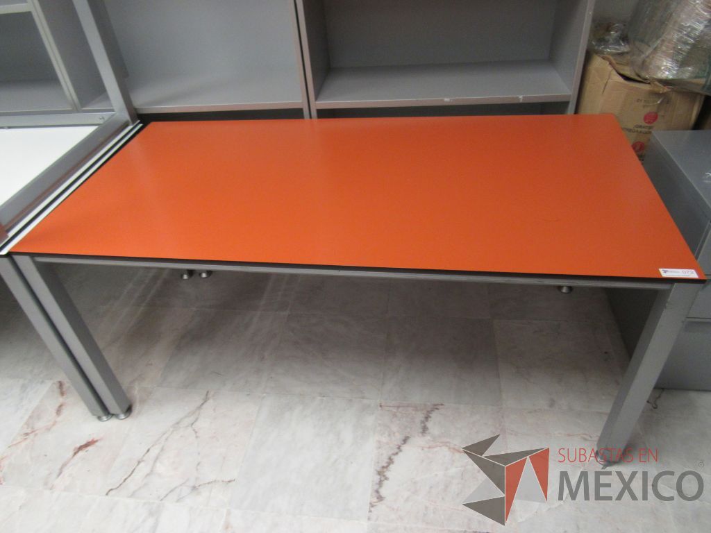 Lote 002 - Mesa de trabajo rectangular con 4 patas metálicas y cubierta color naranja - Imagen 7