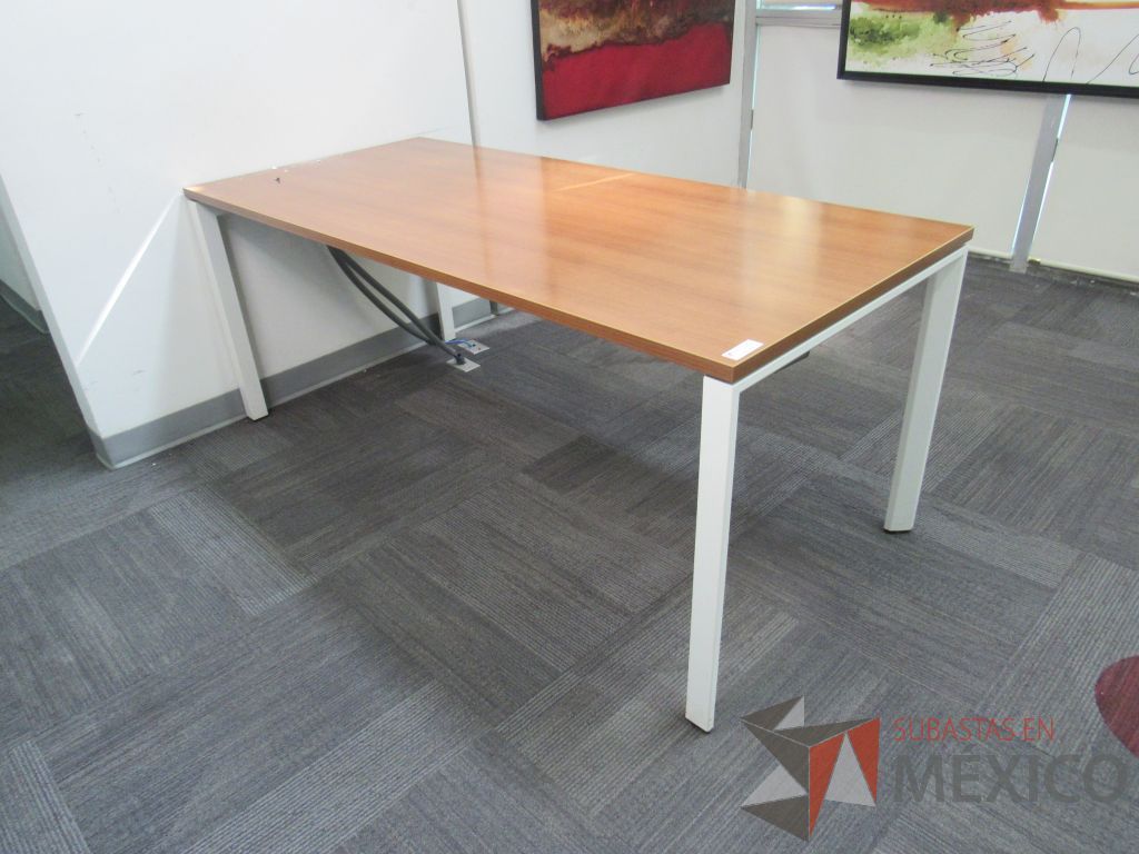 Lote 016 - Mesa de trabajo con base metálica color blanco y cubierta color café