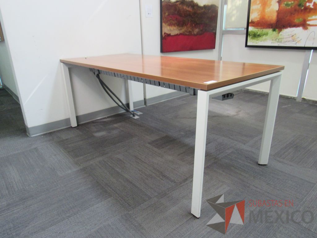 Lote 016 - Mesa de trabajo con base metálica color blanco y cubierta color café - Imagen 2