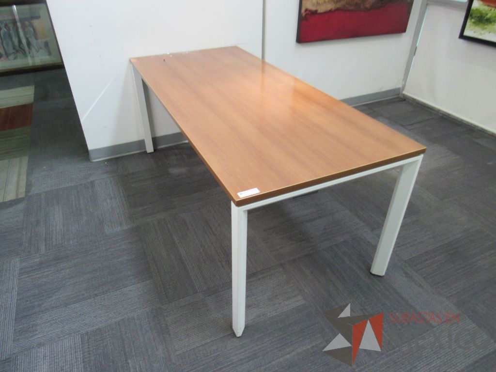 Lote 015 - 3 Mesas de trabajo con base metálica y cubierta color madera - Imagen 9